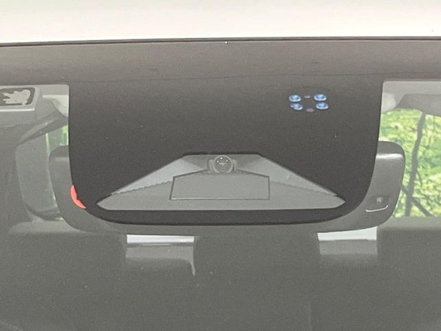 【ホンダセンシング】走行中に前方の車両等を認識し、衝突しそうな時は警報とブレーキで衝突回避と被害軽減をアシスト。より安全にドライブをお楽しみいただけます。