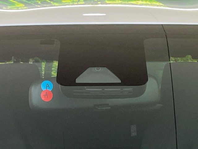 【トヨタセーフティセンス】走行中に前方の車両等を認識し、衝突しそうな時は警報とブレーキで衝突回避と被害軽減をアシスト。より安全にドライブをお楽しみいただけます。