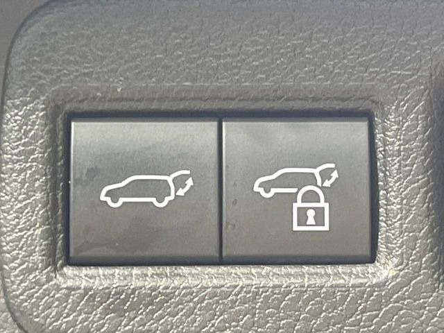 【パワーバックドア】スマートキーや運転席のボタンを押すだけでリアゲートが自動で開閉します!荷物を持っている時や、高い位置にあるバックドアを閉める際に便利な機能です♪