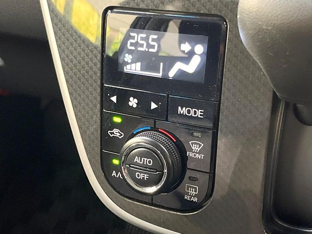 【オートエアコン】一度お好みの温度に設定すれば、車内の温度を検知し風量や温度を自動で調整。暑い…寒い…と何度もスイッチ操作をする必要はありません。快適な車内空間には必須の機能ですね♪