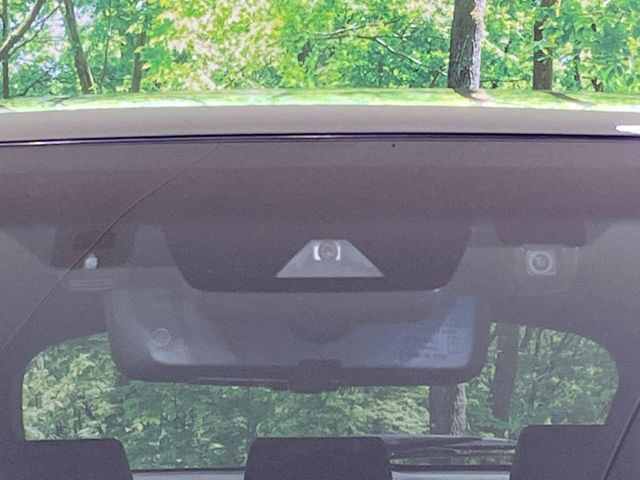 【トヨタセーフティセンス】走行中に前方の車両等を認識し、衝突しそうな時は警報とブレーキで衝突回避と被害軽減をアシスト。より安全にドライブをお楽しみいただけます。