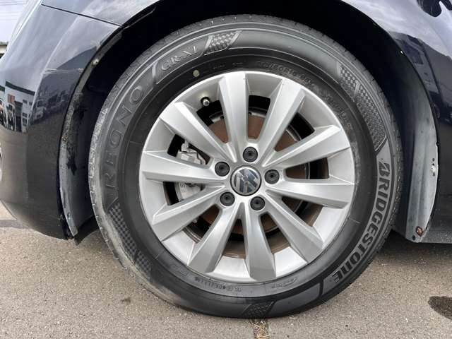 �y�A���~�z�C�[���z�f�U�C�������厖�ł����A�X�`�[���z�C�[���ɔ�ׂăA���~�͌y�ʂł��̂ŁA�R��⑖��ɂ��e�����܂��B