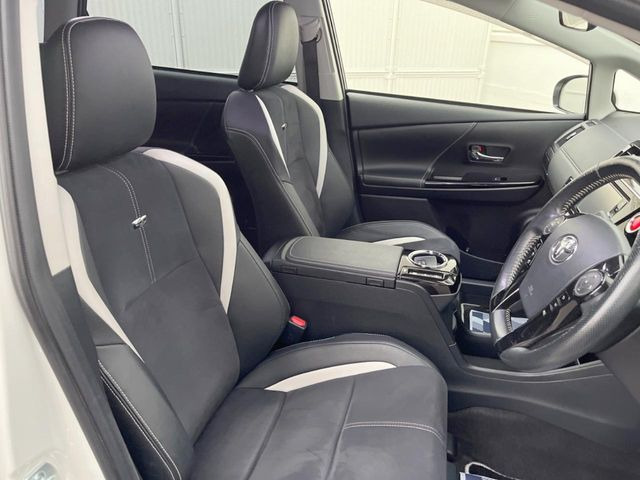 【ハーフレザーシート】高級感と座り心地を両立した人気のシート♪背面・座面のファブリック素材は、通気性の良さや滑りにくさに優れています。気温や服装に左右されず快適にお乗りいただけます