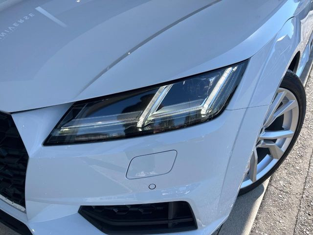 ●LEDハイビームが多数独立で存在し、ハイビーム時に対向車や前方を走る車の部分をロービームに切り替えが可能!!シーケンシャルウインカーも装備!!