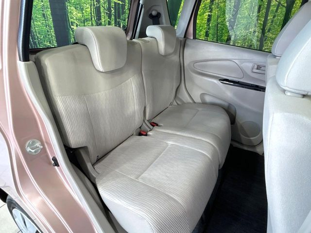 後部座席も気になるようなキズ・汚れやへたり等、大きなダメージはなく、良好な状態です。