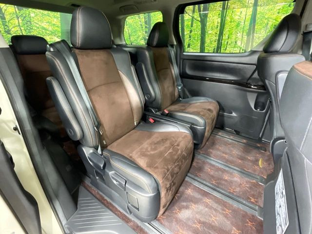後部座席も気になるようなキズ・汚れやへたり等、大きなダメージはなく、良好な状態です。