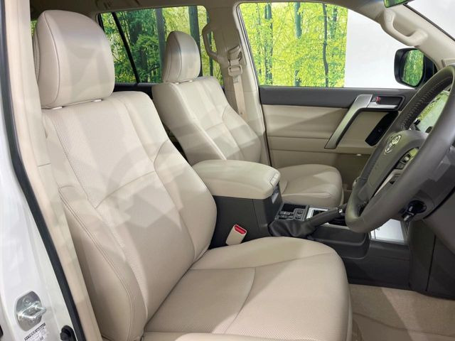 【ベージュレザーシート】デザイン性が高く、高級感のあるベージュ革シート。常に体に触れる部分だから、座り心地の良さにはこだわりたいですね♪汚れの付着や劣化を抑制する内装コーティング施工もおススメですよ♪