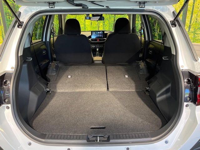 ���i�̂���������ʋ΁A���}���ɏ\���ȉ׎��X�y�[�X���m�ۂ��Ă���܂��B�Z�J���h�V�[�g��|���ƁA�傫�ȉו��̐ύڂ��\�ł���