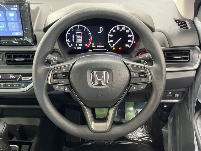 �C���e���A�ɍ��킹���f�U�C���̃X�e�A�����O�́A�^�]�������̂��Ƃ��l���A�^�]���₷���`��A�傫���ł��B�����x�A���ۂɐG���Ă��m���߂��������B