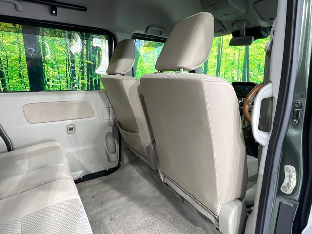 後部座席も気になるようなキズ・汚れやへたり等、大きなダメージはなく、良好な状態です。