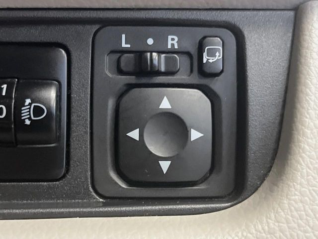 【電動格納ミラー】サイドミラーは電動格納式となっており、狭い駐車場でもキズがつくリスクを抑えられます。