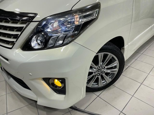 【HIDヘッドライト】非常に明るく前方を照らしてくれるので、悪天候や夜間の走行時も視界良好で安心してお乗りいただけます。