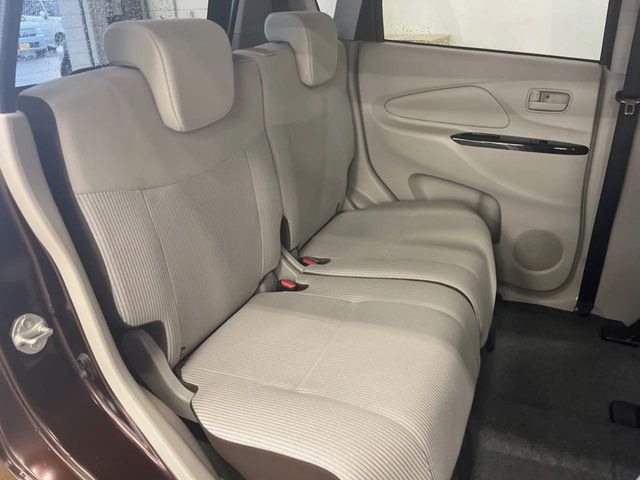 広々とした2列目シートは居住性が高く、居心地も快適!友達や家族とのお出かけにぴったりです。ベビーシートやチャイルドシート使用時も快適にお過ごしいただける十分な空間を確保しています。