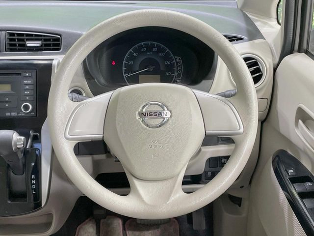 �C���e���A�ɍ��킹���f�U�C���̃X�e�A�����O�́A�^�]�������̂��Ƃ��l���A�^�]���₷���`��A�傫���ł��B�����x�A���ۂɐG���Ă��m���߂��������B