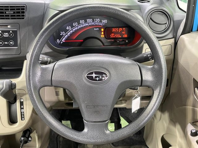 �C���e���A�ɍ��킹���f�U�C���̃X�e�A�����O�́A�^�]�������̂��Ƃ��l���A�^�]���₷���`��A�傫���ł��B�����x�A���ۂɐG���Ă��m���߂��������B