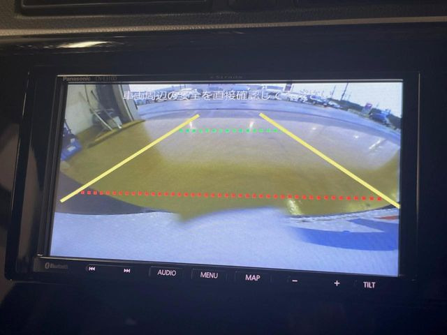 【バックカメラ】駐車時に後方がリアルタイム映像で確認できます。大型商業施設や立体駐車場での駐車時や、夜間のバック時に大活躍!運転スキルに関わらず、今や必須となった装備のひとつです!