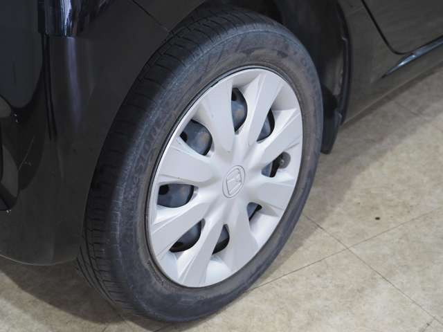 タイヤのホイールの細かいところまでキレイいにしてからお渡しします!