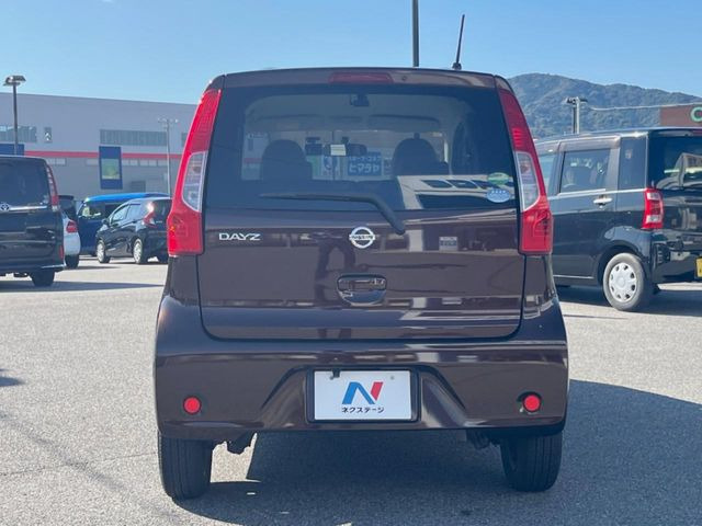 高透明度のガラス皮膜で撥水はもちろん、上質なツヤ・光沢を実現。紫外線や酸性雨から大切な愛車を保護し、色あせ・劣化を防止。「弾スプラッシュコート」、「弾プリミッサコート」からお選びいただけます。