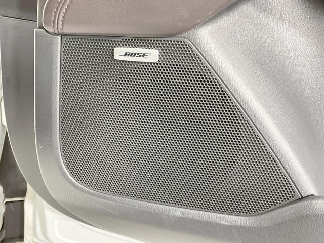 【BOSEサウンドシステム】メーカーオプションの高品位サウンドシステムを搭載。専用のチューニングが施された大小様々なスピーカーから良質なサウンドが奏でられ、臨場感あふれる音響空間を演出します。