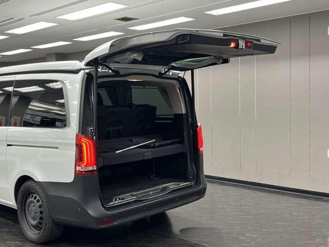 【屋内展示場完備】雨が降っても風が吹いても、暑くても寒くてもゆっくりお車をご覧いただけます⇒