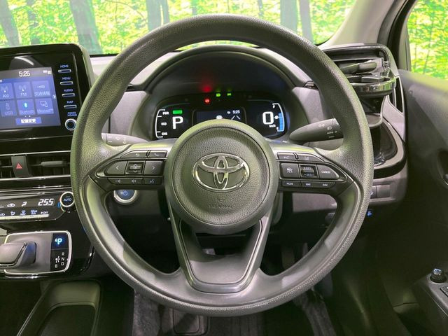 �C���e���A�ɍ��킹���f�U�C���̃X�e�A�����O�́A�^�]�������̂��Ƃ��l���A�^�]���₷���`��A�傫���ł��B�����x�A���ۂɐG���Ă��m���߂��������B