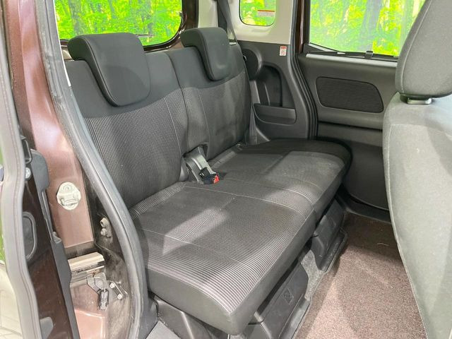 後部座席も気になるようなキズ・汚れやへたり等、大きなダメージはなく、良好な状態です。