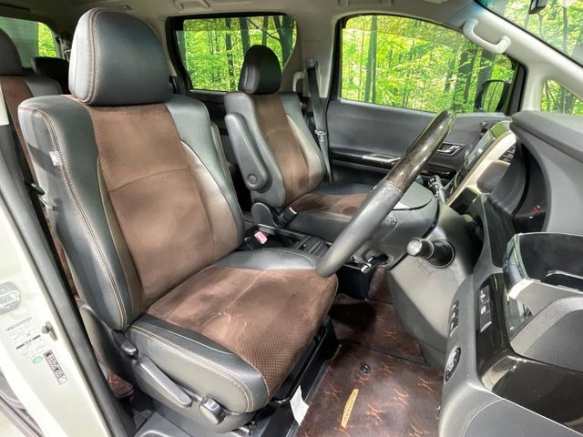 運転席シート廻りは使用感も少なく、良好な状態となっています。丁寧に使われていたことがよくわかりますね。