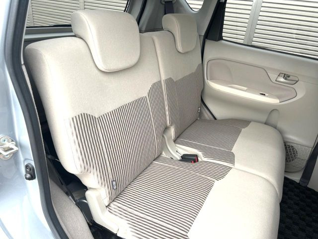 後部座席も気になるようなキズ・汚れやへたり等、大きなダメージはなく、良好な状態です。