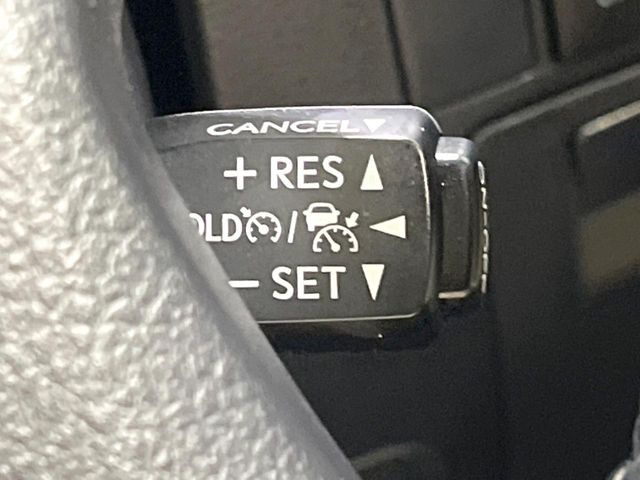 【レーダークルーズコントロール】高速道路での長距離走行が楽に!!自動で速度を保つクルーズコントロールが、衝突軽減システムと連携し、前方の車両を感知して車間を保つように速度調節してくれます!!