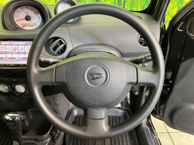 インテリアに合わせたデザインのステアリングは、運転される方のことも考え、運転しやすい形状、大きさです。是非一度、実際に触ってお確かめください。