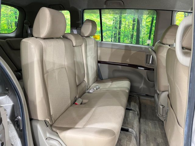 後部座席も気になるようなキズ・汚れやへたり等、大きなダメージはなく、良好な状態です。