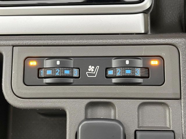 【シートベンチレーション】夏場は涼しい風でお尻や背中の熱やムレを防ぎ、冬はエアコンよりも早く温まってポカポカに!季節を問わず快適に過ごせます。