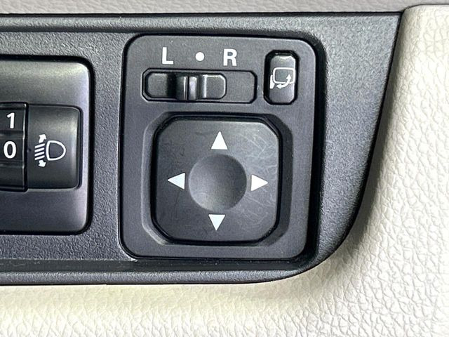 【電動格納ミラー】サイドミラーは電動格納式となっており、狭い駐車場でもキズがつくリスクを抑えられます。