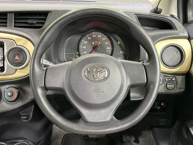 インテリアに合わせたデザインのステアリングは、運転される方のことも考え、運転しやすい形状、大きさです。是非一度、実際に触ってお確かめください。