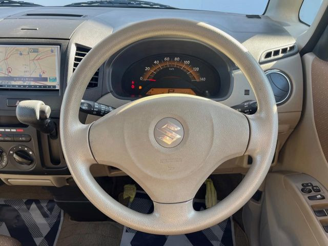 �C���e���A�ɍ��킹���f�U�C���̃X�e�A�����O�́A�^�]�������̂��Ƃ��l���A�^�]���₷���`��A�傫���ł��B�����x�A���ۂɐG���Ă��m���߂��������B