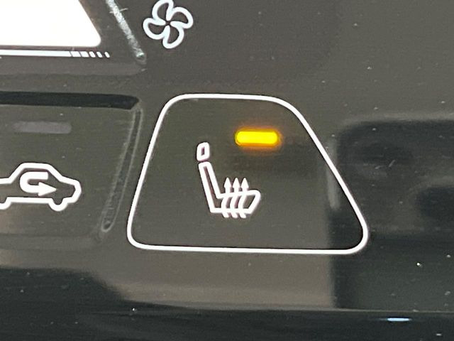 【シートヒーター】寒い日に重宝するシートヒーター!エアコンより早く温まってくれるので寒がりの人も安心ですね♪エアコンの温風は乾燥するから苦手、という方にもをおすすめです。