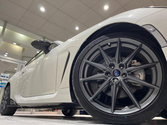 【純正18インチアルミホイール】外観にマッチした純正アルミホイールを装着しております。各種社外アルミホイールや、スタッドレスタイヤも取扱いしております。是非ご相談ください♪