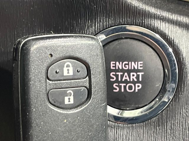 【スマートキー】カバンやポケットに入れたままでもドアの施錠・解錠が可能なスマートキーを装備。エンジンのオン・オフ時もカギを取り出す必要が無いからとっても便利です♪