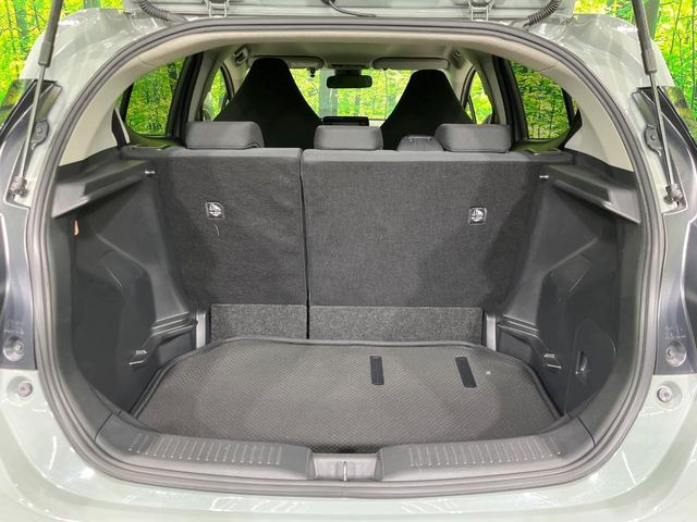 ���i�̂���������ʋ΁A���}���ɏ\���ȉ׎��X�y�[�X���m�ۂ��Ă���܂��B�Z�J���h�V�[�g��|���ƁA�傫�ȉו��̐ύڂ��\�ł���