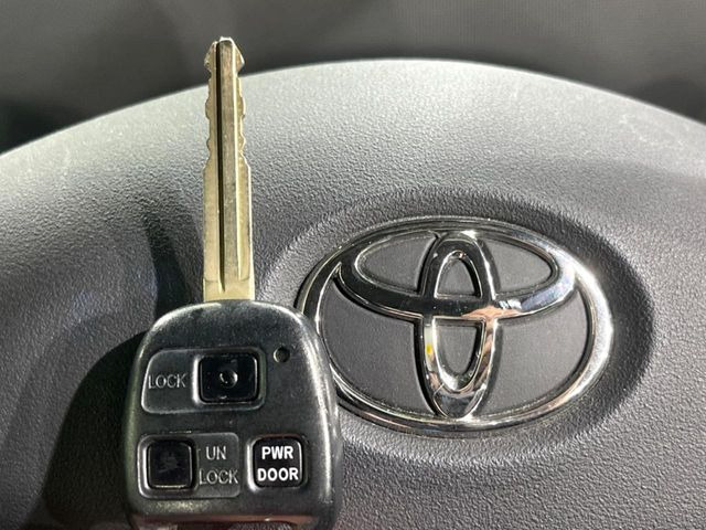 【キーレス】少し離れた場所からでもボタン一つでドアの開錠・施錠ができるのでとっても便利!ドアの鍵穴周りに傷をつけることもありません♪