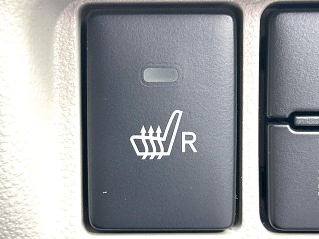 【シートヒーター】寒い日に重宝するシートヒーター!エアコンより早く温まってくれるので寒がりの人も安心ですね♪エアコンの温風は乾燥するから苦手、という方にもをおすすめです。