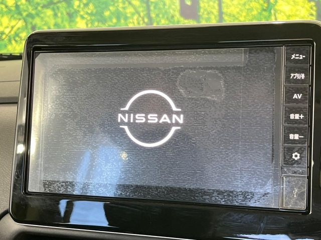 【メーカー純正ナビ】インテリアに溶け込むスタイリッシュな「専用設計」メーカーナビを装備♪視認性や操作性など基本性能にも優れ、より上質なカーライフをお楽しみいただけます。