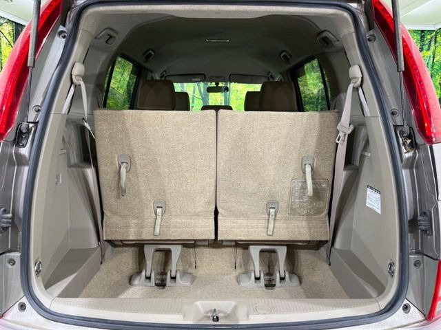 普段のお買い物や通勤、送迎等に十分な荷室スペースを確保しております。セカンドシートを倒すと、大きな荷物の積載も可能です♪