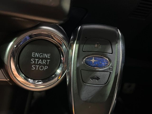 【アクセスキー&プッシュスタート】カバンやポケットに入れたままでもドアの施錠・解錠が可能なスマートキーを装備。エンジンのオン・オフ時もカギを取り出す必要が無く、ボタンをプッシュするだけでOK♪