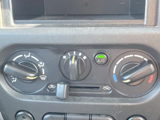 寒い冬も暑い夏も全席に快適な空調を届けてくれる、ダイヤル式エアコンを装備♪