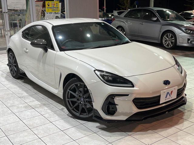 高透明度のガラス皮膜で撥水はもちろん、上質なツヤ・光沢を実現。紫外線や酸性雨から大切な愛車を保護し、色あせ・劣化を防止。「弾スプラッシュコート」、「弾プリミッサコート」からお選びいただけます。