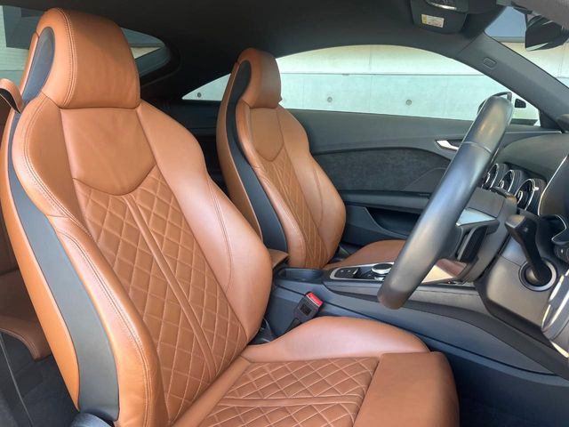 ●レザーシート:高級感漂うレザーシートは、使用感も少なく良好なコンディションを保っております!その他、気になる箇所がございましたらお気軽にお問合せ下さい!