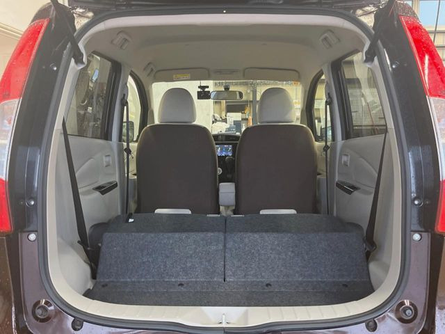 ラゲッジルームは、大容量のスペースを確保。普段のお買い物からレジャーまで、幅広く活躍してくれます!また、リアシートを倒すことでバリエーション豊かにお使いいただけます。