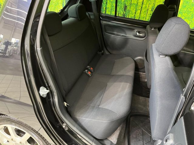後部座席も気になるようなキズ・汚れやへたり等、大きなダメージはなく、良好な状態です。
