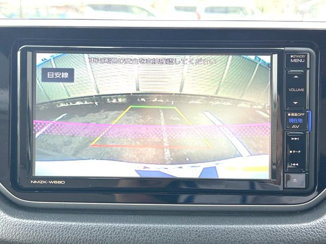 【バックカメラ】駐車時に後方がリアルタイム映像で確認できます。大型商業施設や立体駐車場での駐車時や、夜間のバック時に大活躍!運転スキルに関わらず、今や必須となった装備のひとつです!